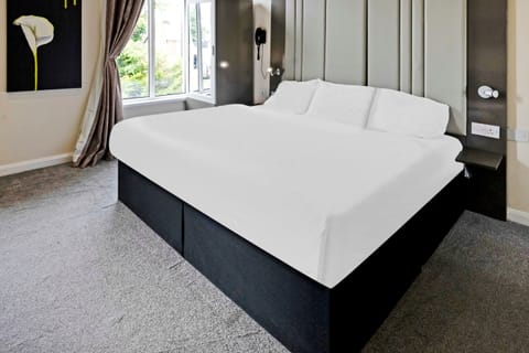 Deluxe Suite, 1 Double Bed | Iron/ironing board, bed sheets