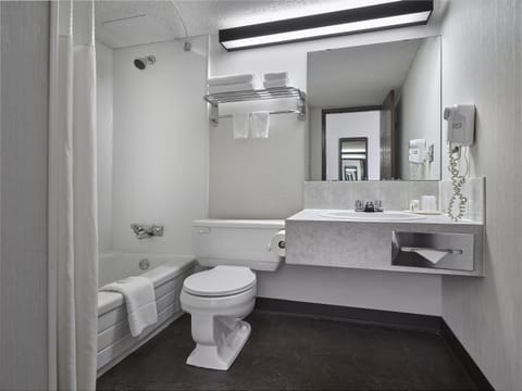 Deluxe Room, 2 Queen Beds, Non Smoking | Bathroom | Combined shower/tub, towels