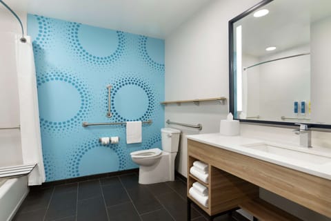 Room, 2 Queen Beds, Accessible, Bathtub (Hearing) | Bathroom | Free toiletries, towels