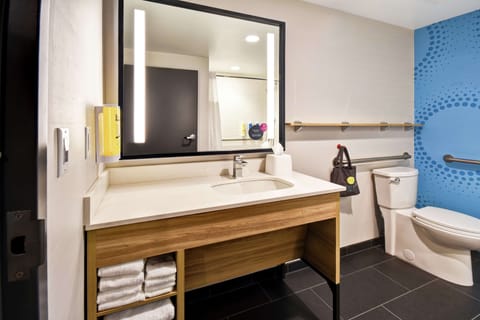 Room, Accessible, Bathtub | Bathroom | Shower, designer toiletries, hair dryer, towels
