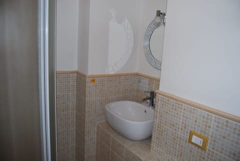 Classic Double Room Single Use, 1 King Bed | Bathroom | Shower, free toiletries, hair dryer, bidet