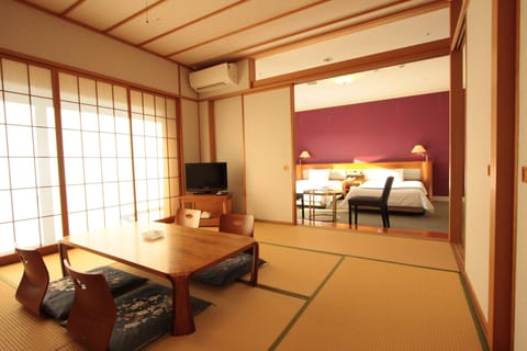 Japanese Suite Room | In-room safe, desk, soundproofing, iron/ironing board