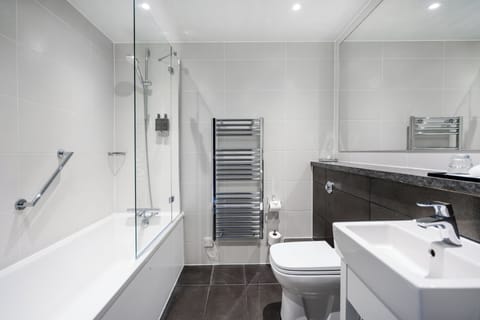 Executive Double Room | Bathroom | Shower, free toiletries, hair dryer, towels