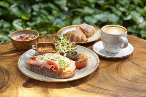 Daily cooked-to-order breakfast (SGD 29.98 per person)