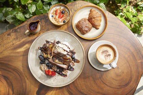 Daily cooked-to-order breakfast (SGD 29.98 per person)