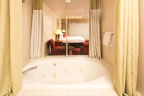 Romantic Suite, 1 King Bed, Non Smoking, Jetted Tub | Room amenity