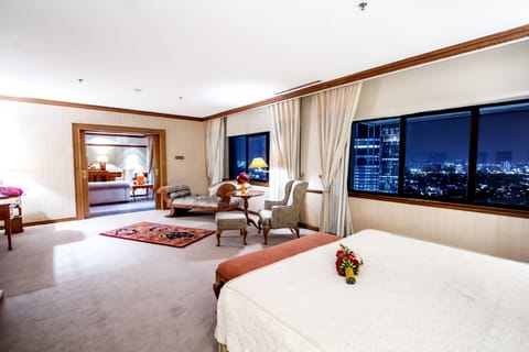 Presidential Suite | Minibar, desk, bed sheets