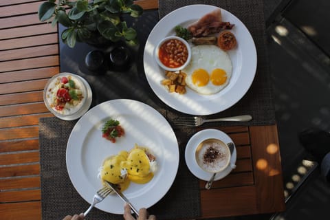 Daily cooked-to-order breakfast (IDR 170000 per person)