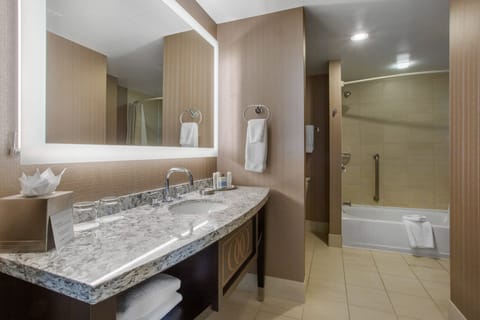 Signature Room, 1 King Bed | Bathroom | Combined shower/tub, free toiletries, hair dryer, bathrobes