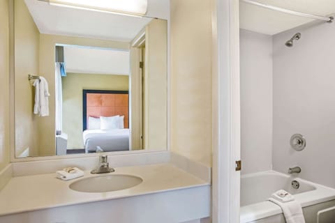 Suite (1 King Bed) | Bathroom | Combined shower/tub, free toiletries, hair dryer, towels