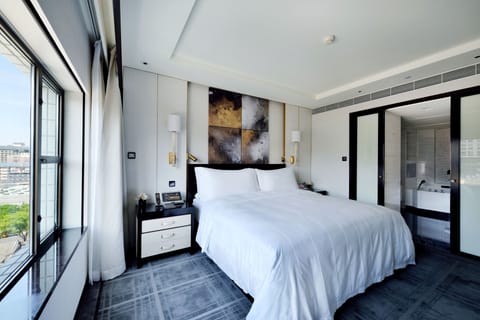1 bedroom, premium bedding, minibar, in-room safe