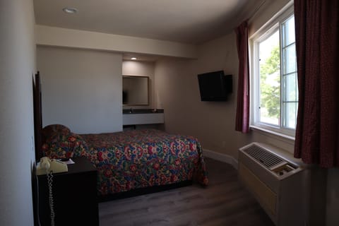 Standard Room, 1 Queen Bed | In-room safe, desk, iron/ironing board, free WiFi