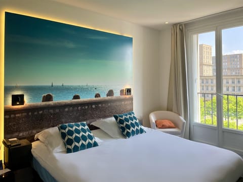 Superior Room, 1 Queen Bed, Non Smoking | In-room safe, desk, iron/ironing board, free WiFi