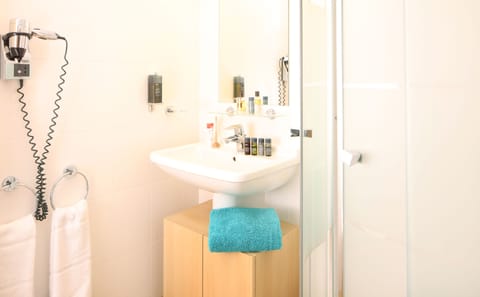 Deluxe Room, Harbor View | Bathroom | Combined shower/tub, free toiletries, hair dryer, towels