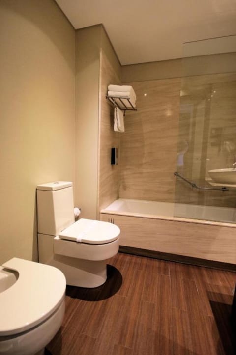 Economy Double Room | Bathroom | Deep soaking tub, hair dryer, bidet, towels