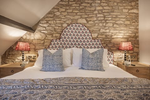 Signature Room, 1 King Bed | Desk, iron/ironing board, free WiFi, bed sheets