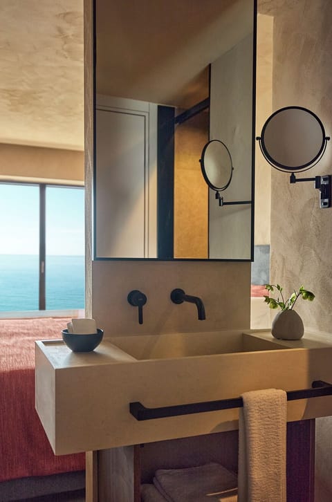 Premium Room Sea View and Swim Up Pool | Bathroom | Free toiletries, hair dryer, bathrobes, slippers