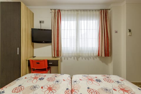 Basic Double Room | Desk, soundproofing, free WiFi, bed sheets