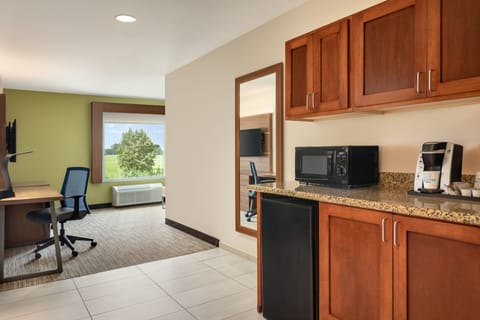 Suite, 1 Bedroom (Feature) | Desk, laptop workspace, blackout drapes, iron/ironing board