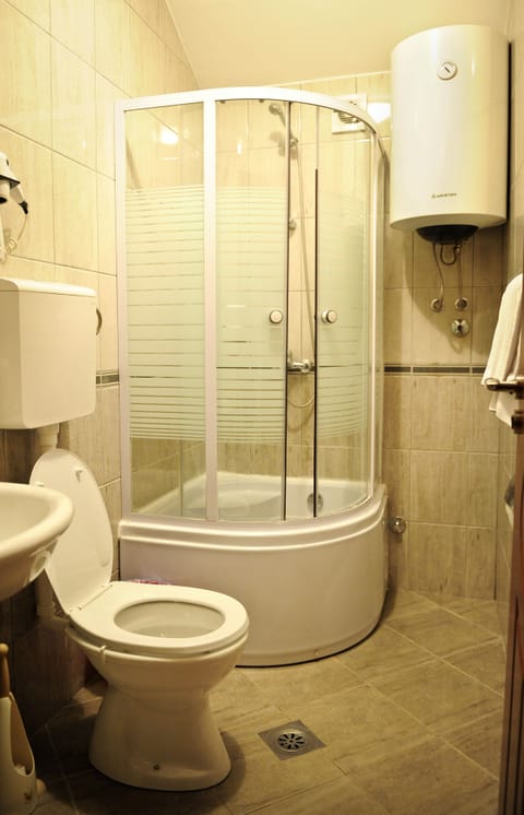 Single Room | Bathroom | Shower, free toiletries, hair dryer, slippers