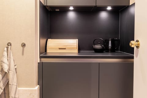 Deluxe Studio, 1 King Bed with Sofa bed | In-room safe, iron/ironing board, free WiFi, bed sheets