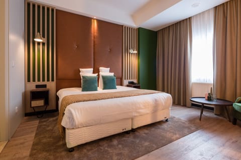 Deluxe Studio, 1 King Bed with Sofa bed | In-room safe, iron/ironing board, free WiFi, bed sheets