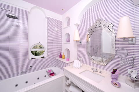 Junior Suite | Bathroom amenities | Shower, free toiletries, hair dryer, bathrobes