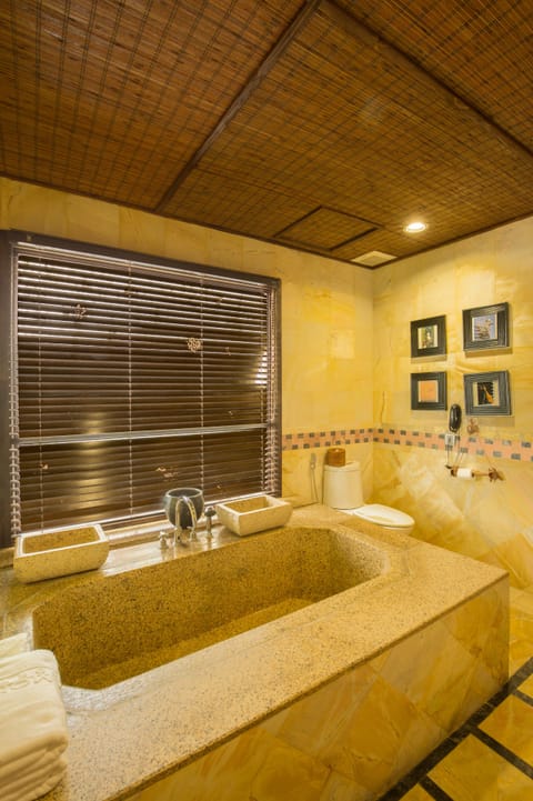 Executive Suite | Bathroom | Free toiletries, hair dryer, bathrobes, slippers