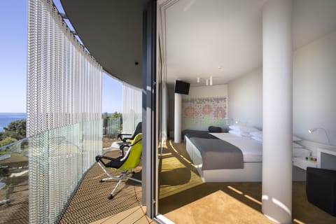 Grand  family room with balcony, sea side  | Minibar, in-room safe, desk, blackout drapes