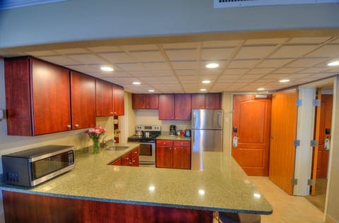 Deluxe Suite | Private kitchen | Microwave, coffee/tea maker