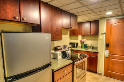 Traditional Suite | Private kitchen | Microwave, coffee/tea maker