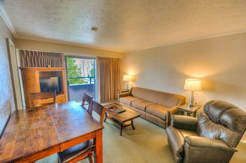 Traditional Suite | Living room | Flat-screen TV, pay movies