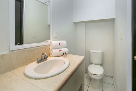 Superior Room | Bathroom | Shower, free toiletries, hair dryer, towels