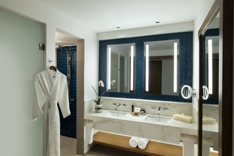 Junior Suite (Islander, Two King beds & Sofa Bed) | Bathroom | Separate tub and shower, designer toiletries, hair dryer, bathrobes