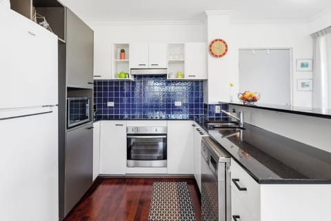 Deluxe Apartment, 2 Bedrooms, Garden View | Private kitchen | Full-size fridge, microwave, oven, stovetop