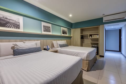 Standard Room, Partial Sea View | Minibar, in-room safe, blackout drapes, soundproofing