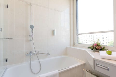 Junior Suite | Bathroom | Combined shower/tub, hair dryer, towels