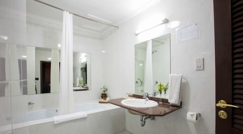 Executive Room | Bathroom | Separate tub and shower, designer toiletries, hair dryer, slippers