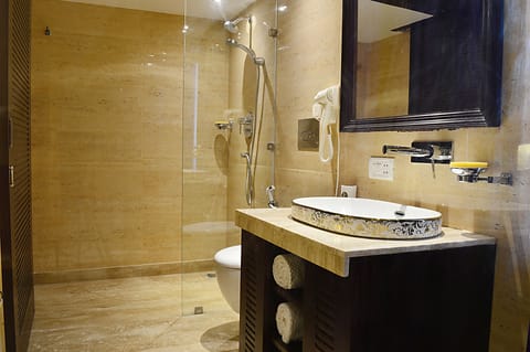 Premium Room | Bathroom | Combined shower/tub, jetted tub, designer toiletries, hair dryer