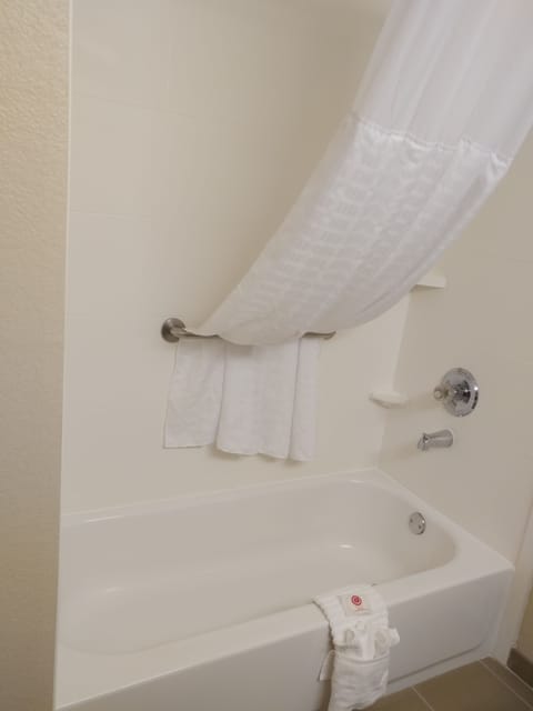 Combined shower/tub, free toiletries, hair dryer, towels