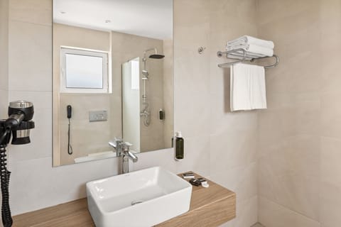 Family Suite Side Sea View | Bathroom | Shower, rainfall showerhead, free toiletries, hair dryer