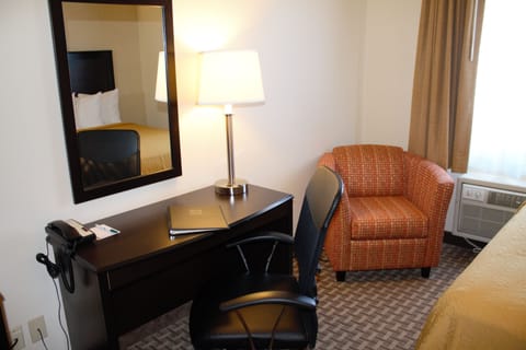 Room, 1 Queen Bed, Accessible | Room amenity