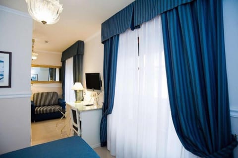 Deluxe Double Room | Hypo-allergenic bedding, Select Comfort beds, minibar, in-room safe