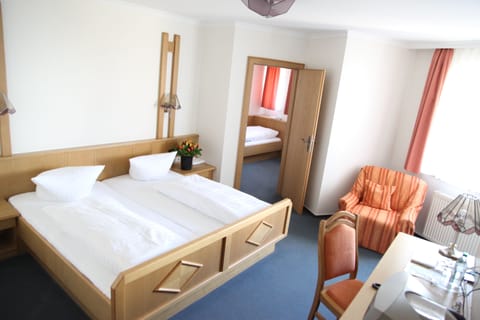 Comfort Triple Room | In-room safe, desk, free cribs/infant beds, free WiFi