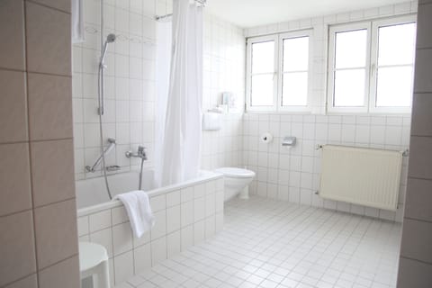 Comfort Double or Twin Room | Bathroom | Free toiletries, hair dryer, towels