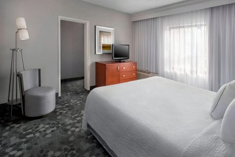 Junior Suite, 1 Bedroom | Premium bedding, in-room safe, desk, iron/ironing board