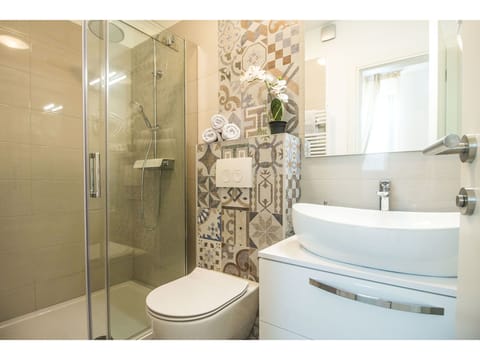 Standard Double Room | Bathroom | Shower, free toiletries, hair dryer, slippers