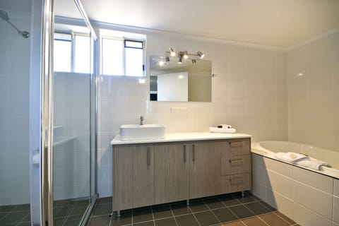 Deluxe Suite with Spa Bath | Bathroom | Free toiletries, hair dryer, towels