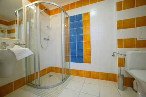 Standard Single Room, Balcony | Bathroom | Shower, hair dryer, towels