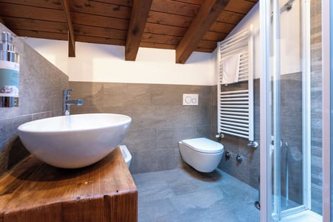 Luxury Double Room | Bathroom | Shower, free toiletries, hair dryer, bathrobes